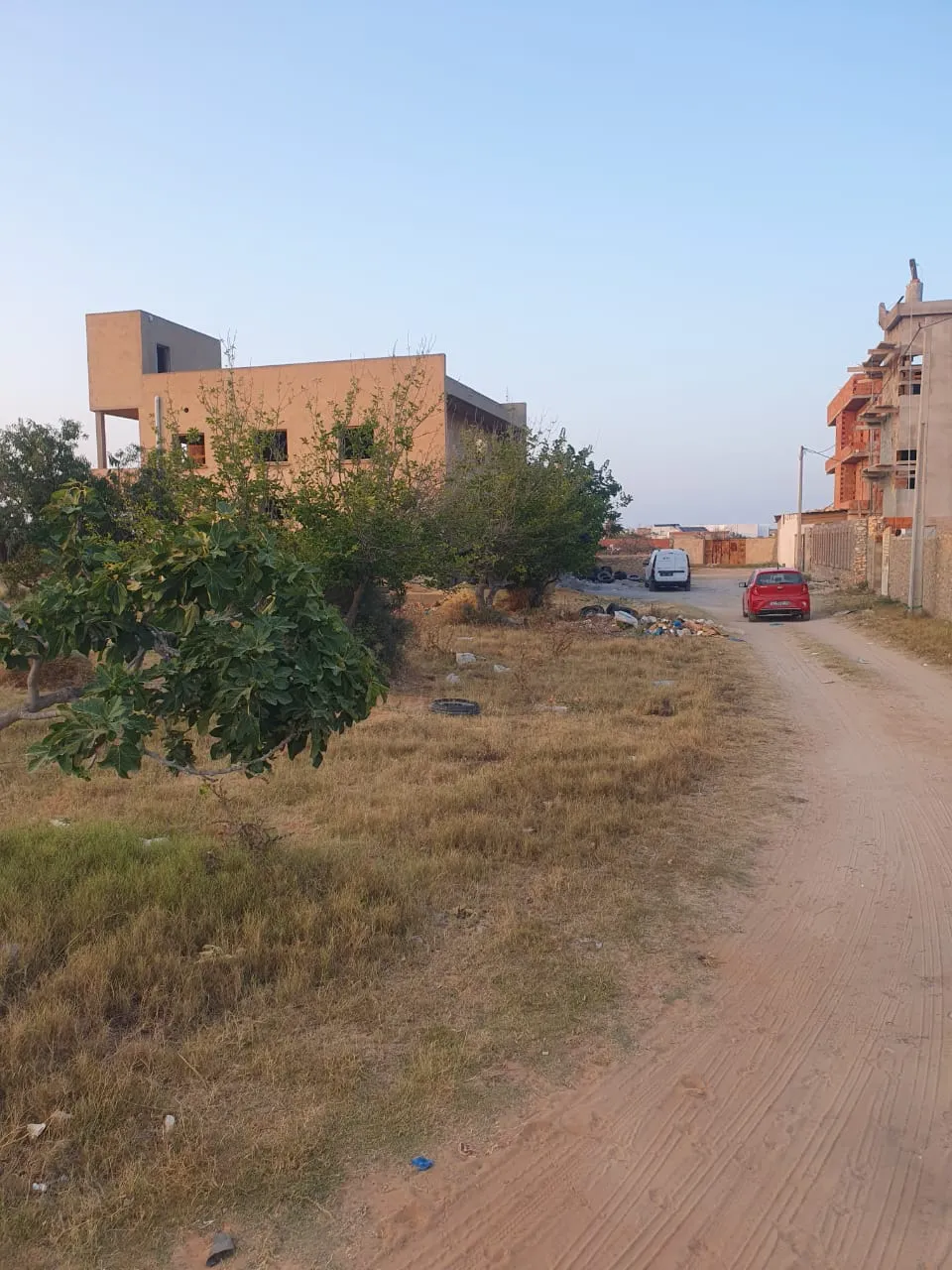 Terrain à vendre avec une villa inachevée de deux étages séparés 