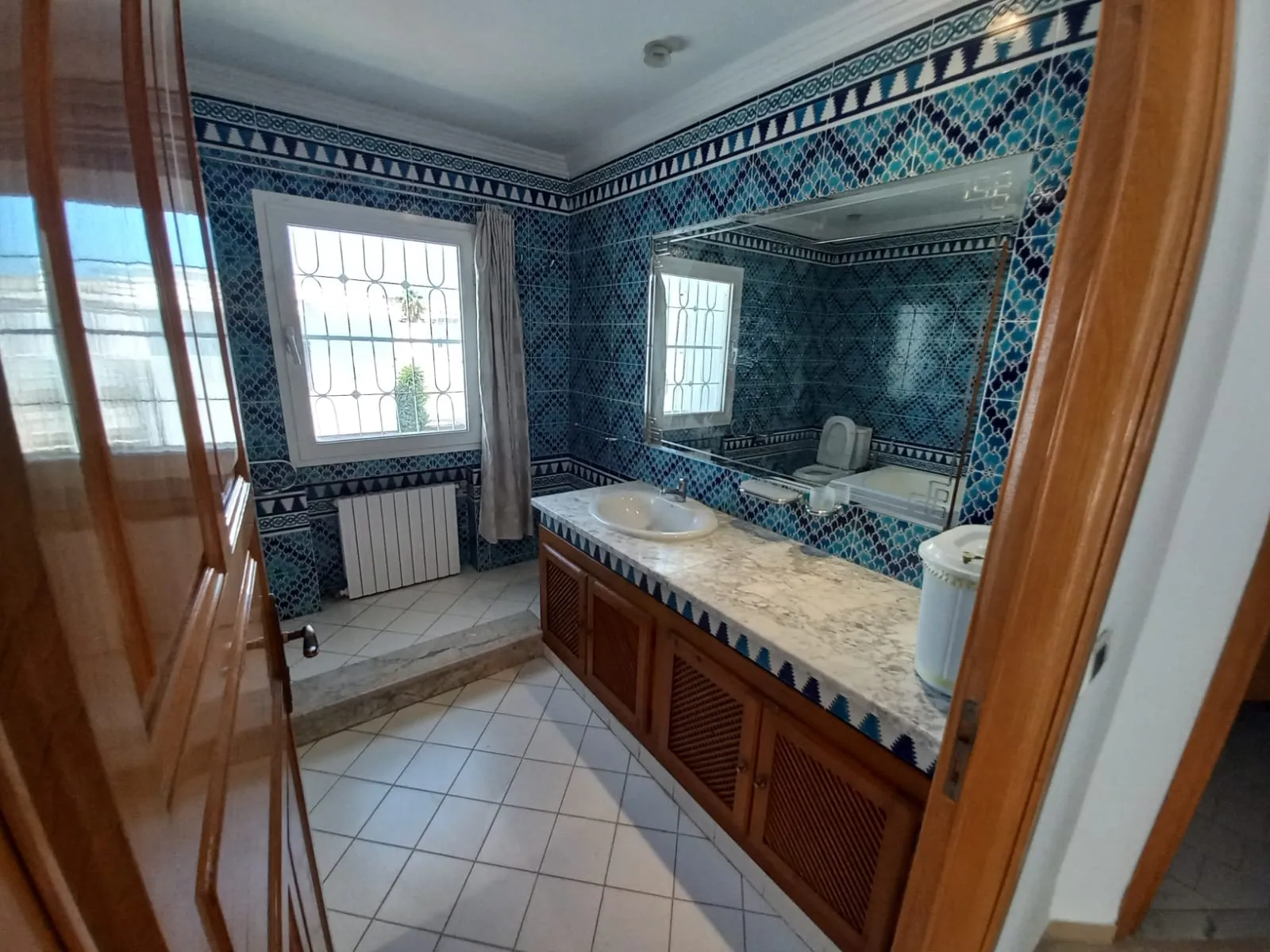 À louer. Villa moderne sur 3 niveaux avec jardin (Bureaux ou Habitation). El Menzah 9A. Tunis