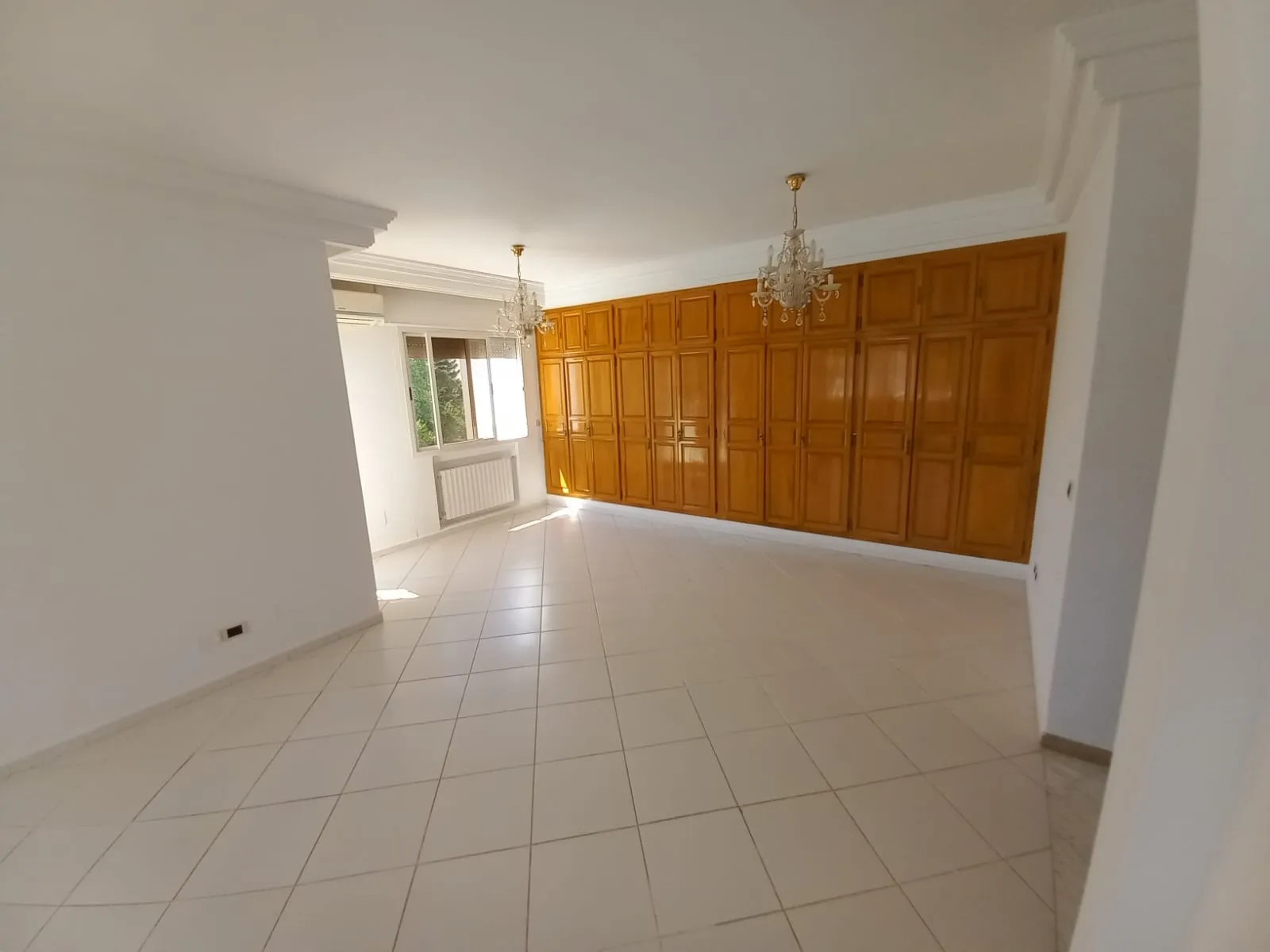 À louer. Villa moderne sur 3 niveaux avec jardin (Bureaux ou Habitation). El Menzah 9A. Tunis