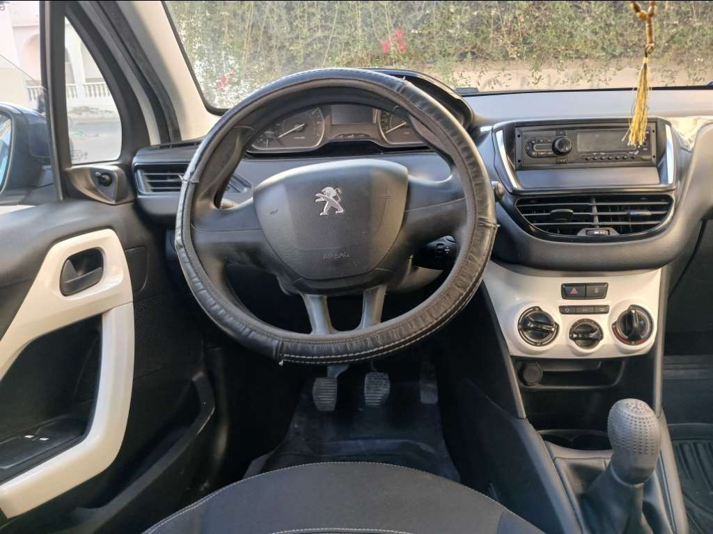 PEUGEOT 208 1er main ESSENCE Tel 24 313 594