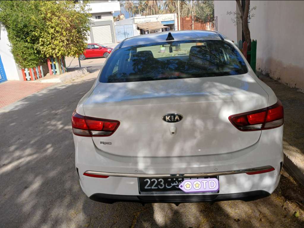 KIA RIO berline ESSENCE Tel 40884251