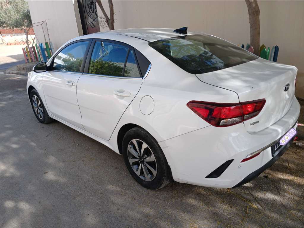 KIA RIO berline ESSENCE Tel 40884251