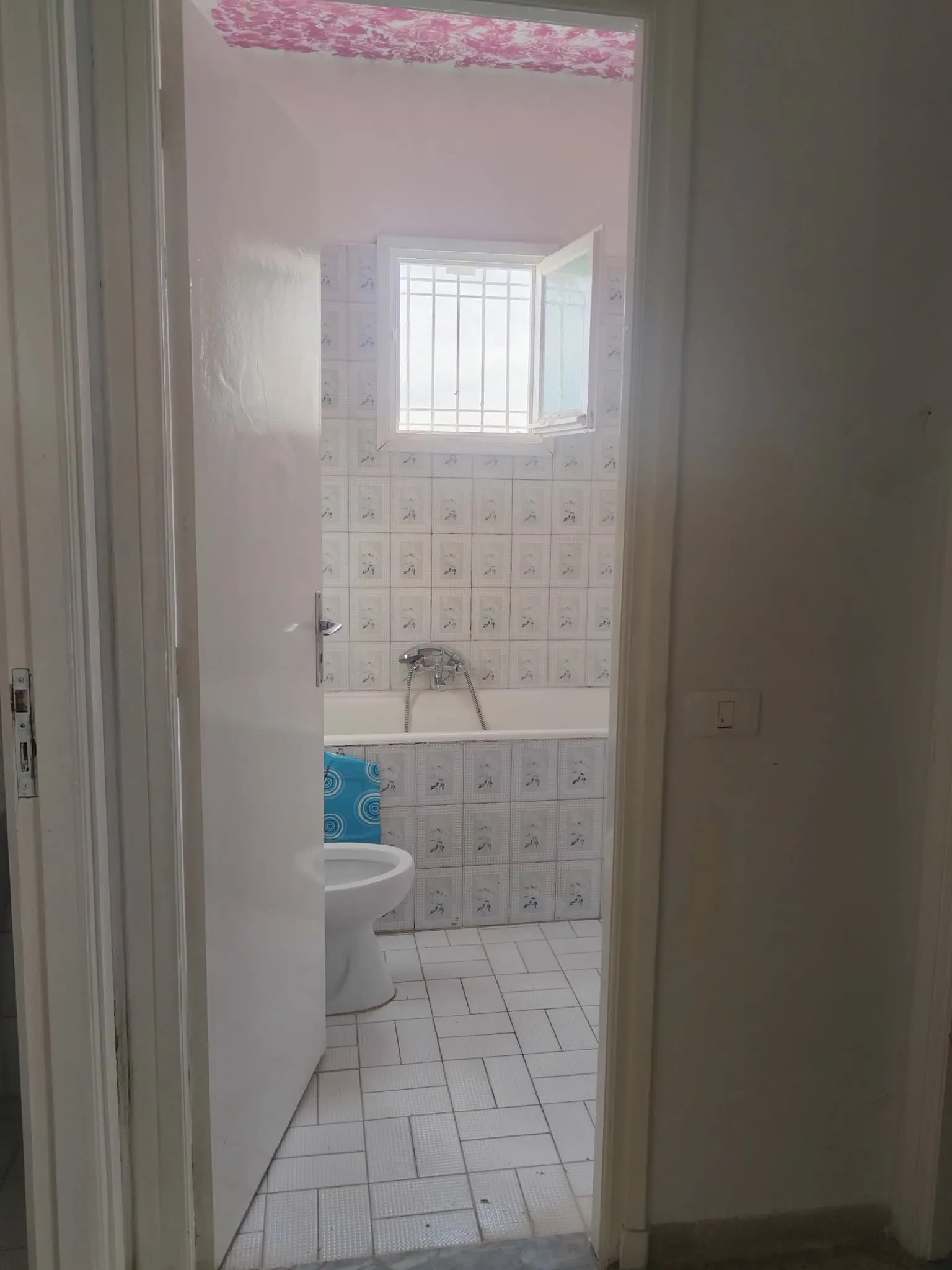 un spacieux appartement s2 au 4éme étage (avec ascenseur) a louer a Manar 2 Prés de Takacim