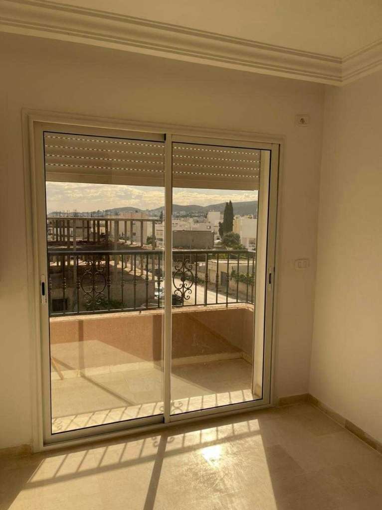 Appartement S+2 avec balcon à louer