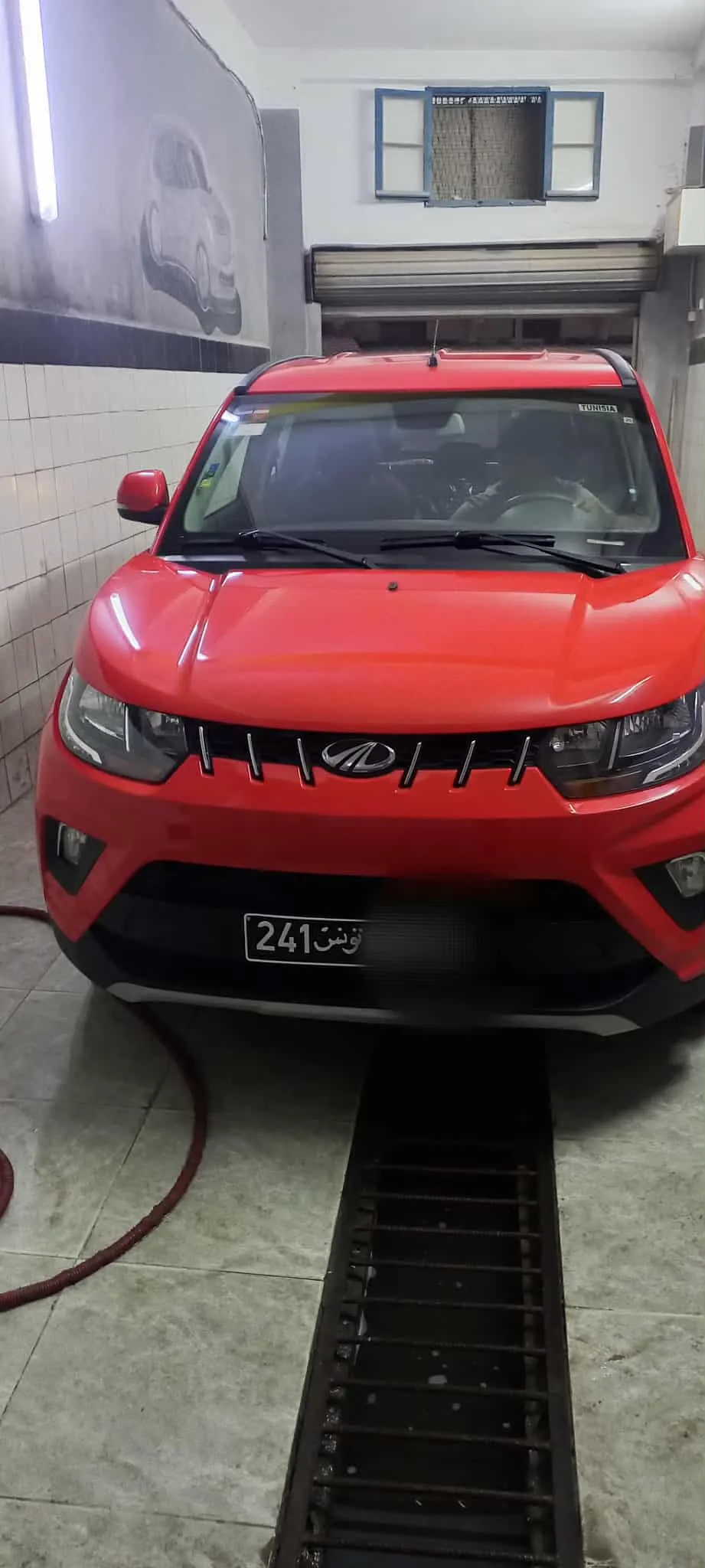 Mahindra kuv 100 k8
