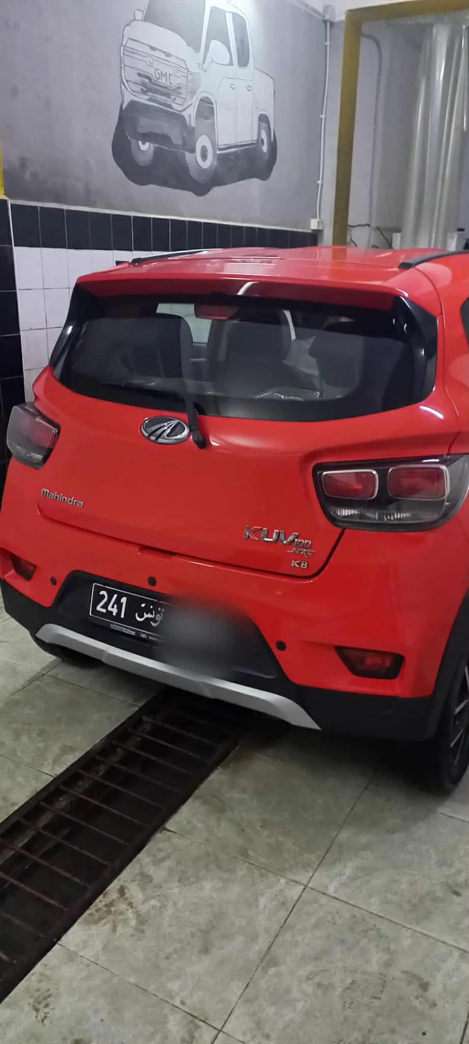 Mahindra kuv 100 k8