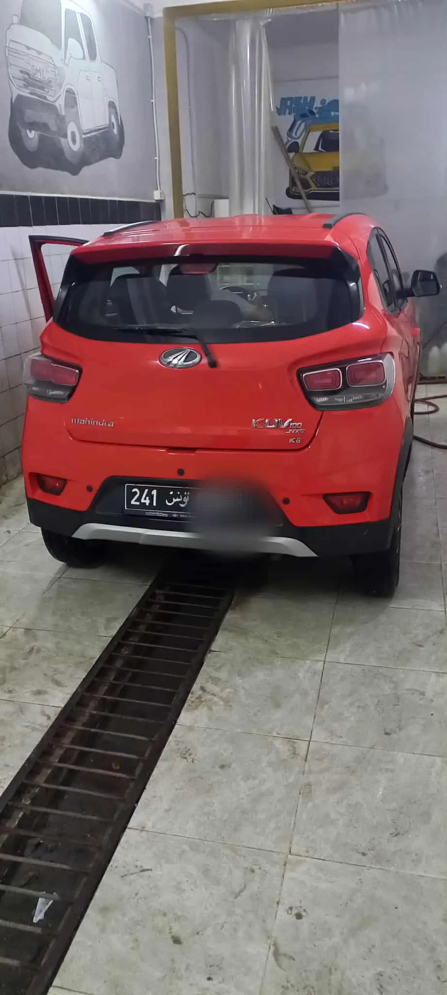 Mahindra kuv 100 k8