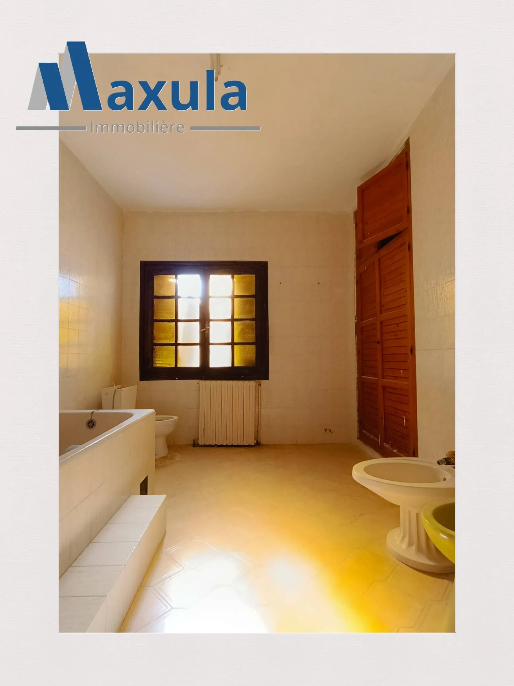 À VENDRE SPACIEUSE VILLA EN R+2 À RADES MELIANE 1