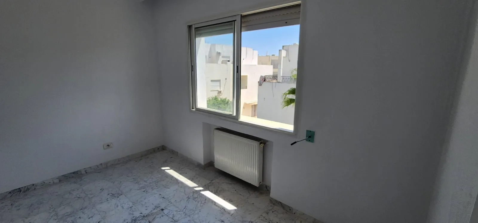 S+2 spacieux 112m² à louer – Jardin de Laouina avec place parking sous-sol