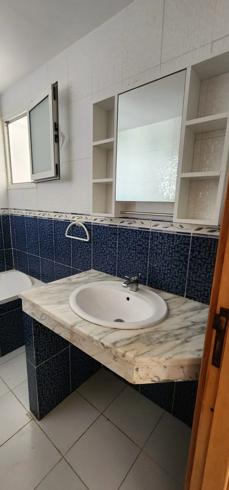 S+2 spacieux 112m² à louer – Jardin de Laouina avec place parking sous-sol