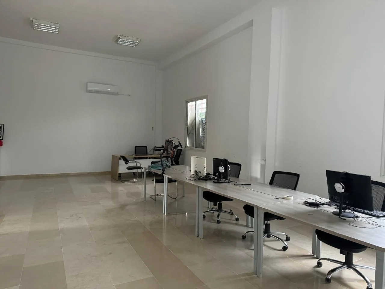 Super bureau au rdc dans la zone lac 3 kram