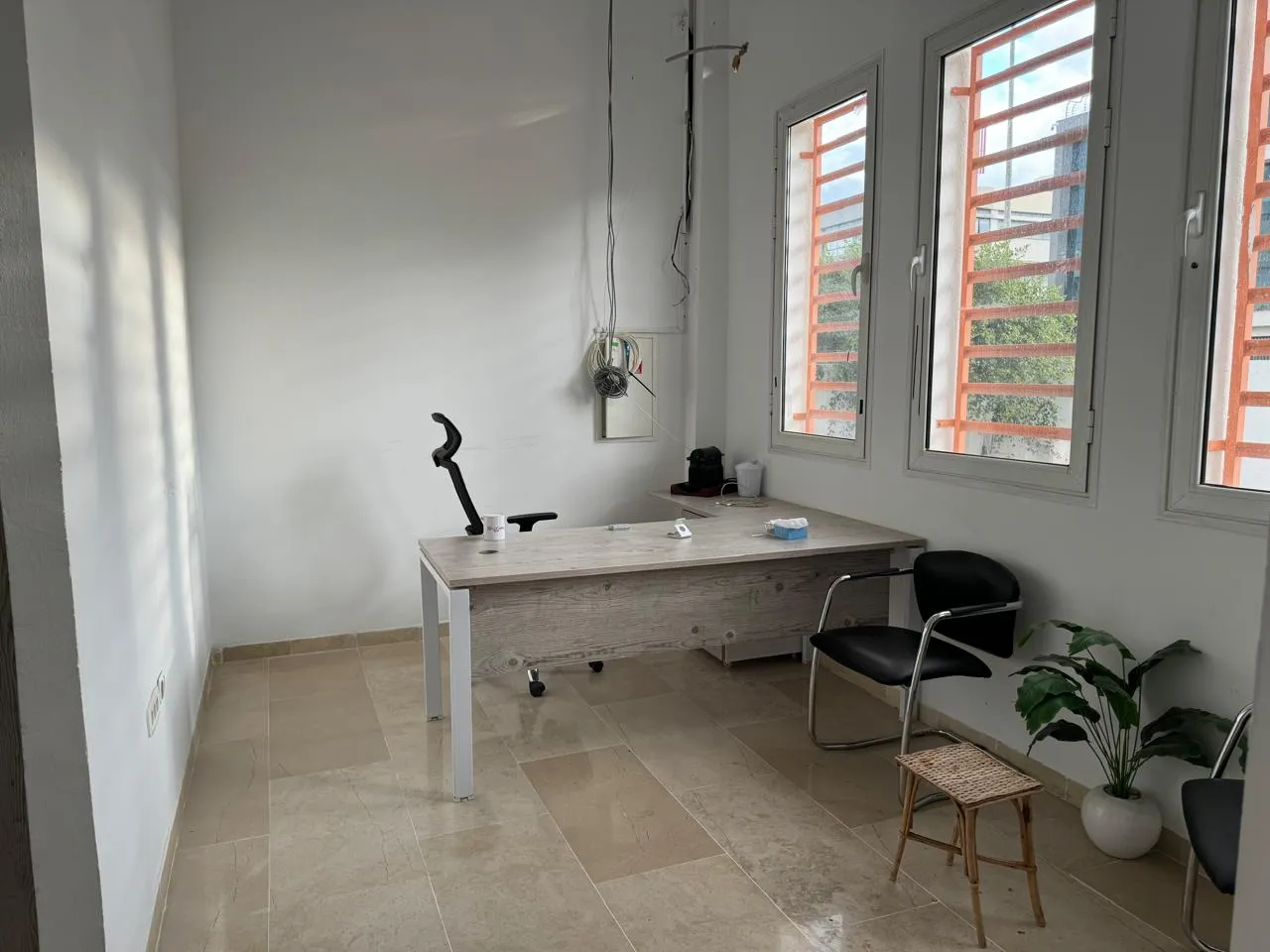 Super bureau au rdc dans la zone lac 3 kram