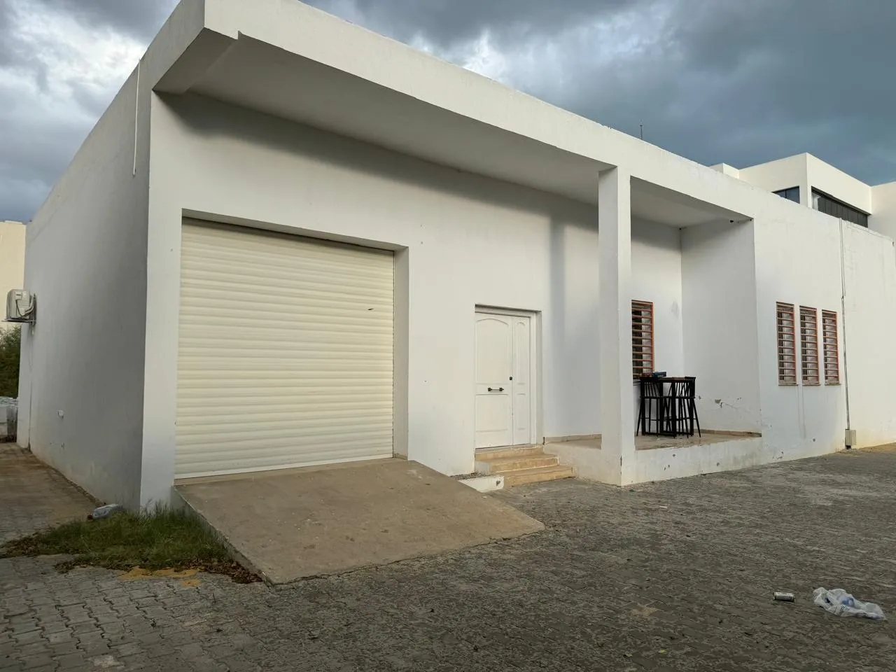 Super bureau au rdc dans la zone lac 3 kram