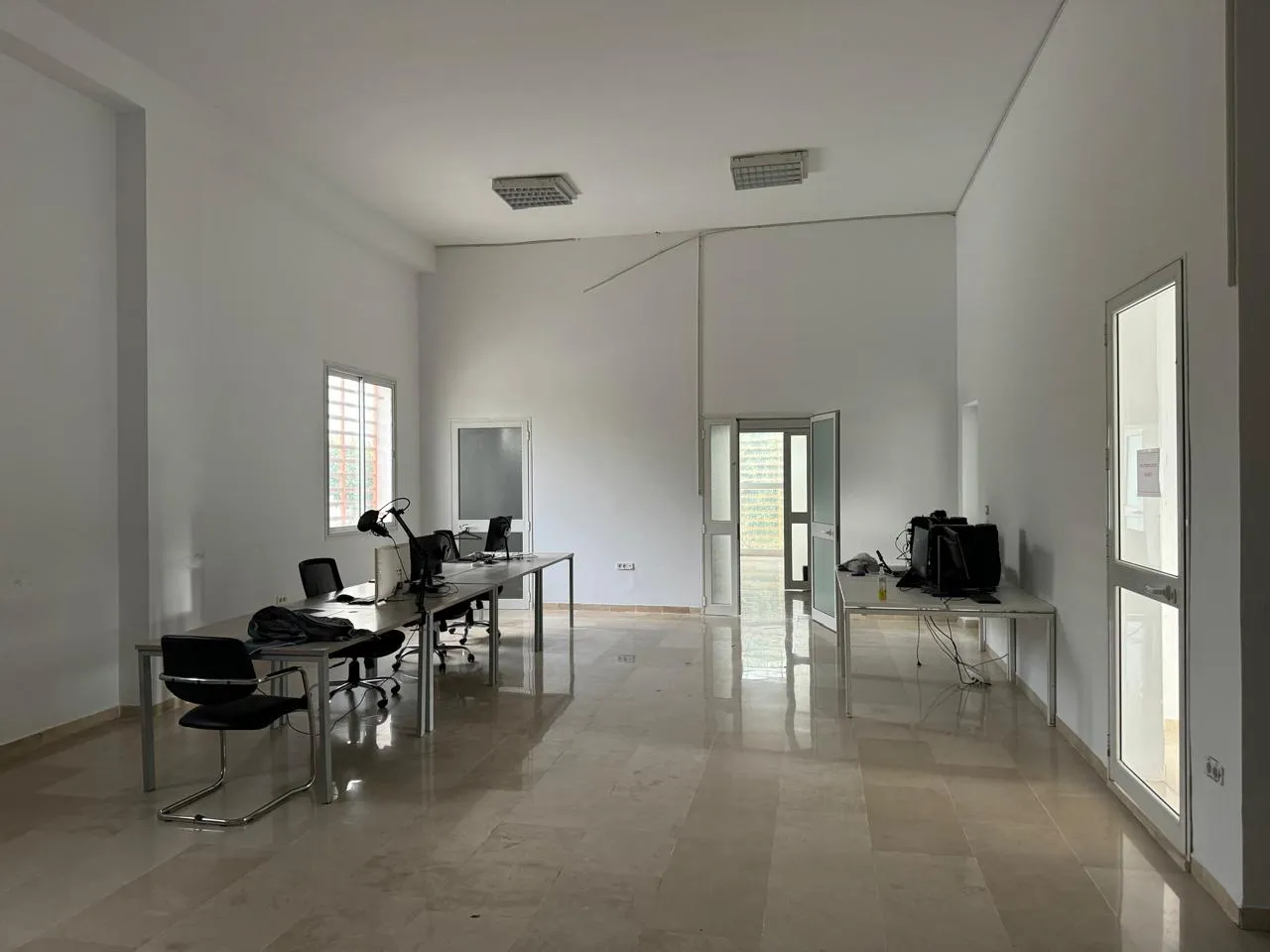 Super bureau au rdc dans la zone lac 3 kram