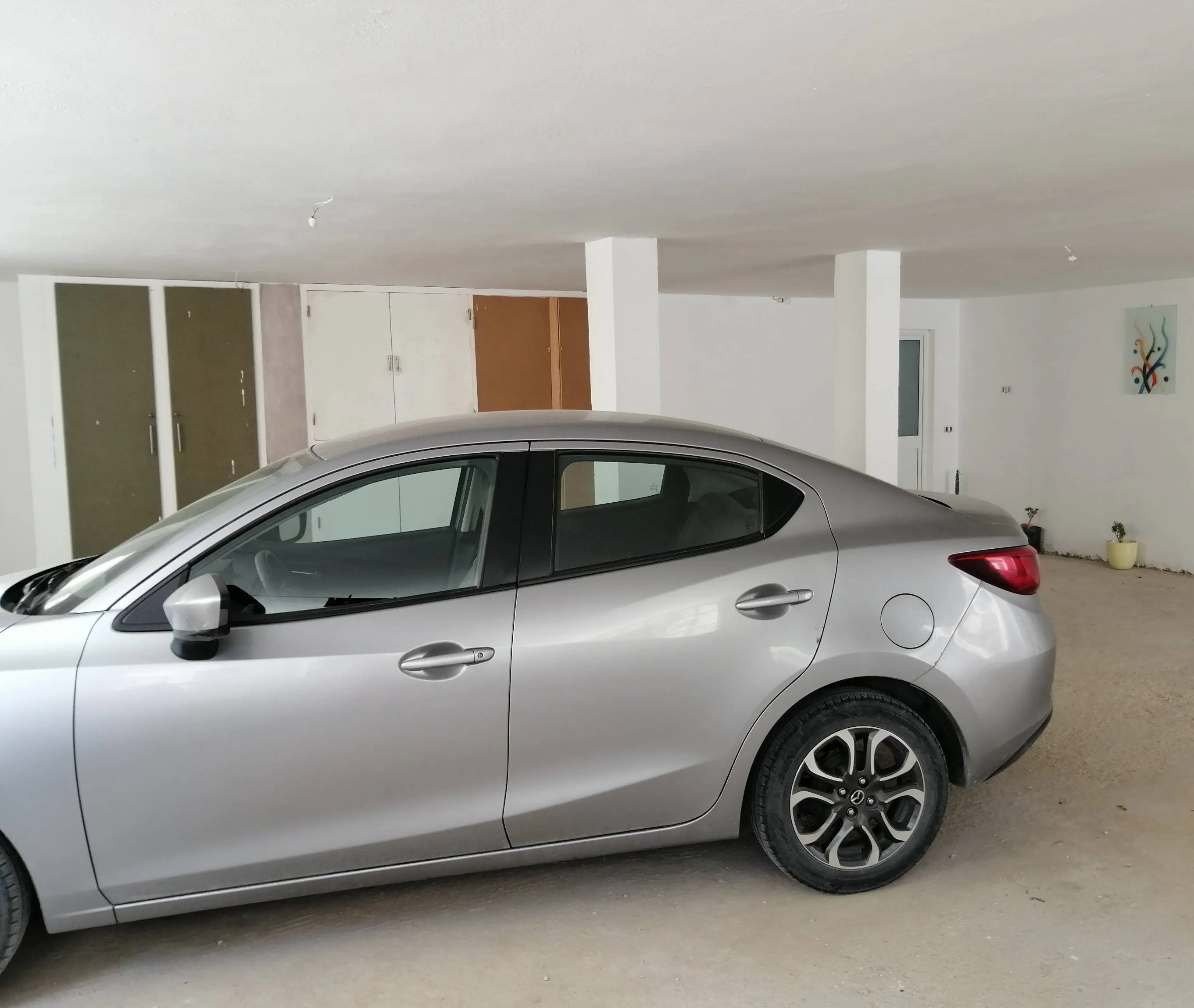 Mazda2 berline bien entretenue toujours en sous sol à l’abri du soleil et des pluies