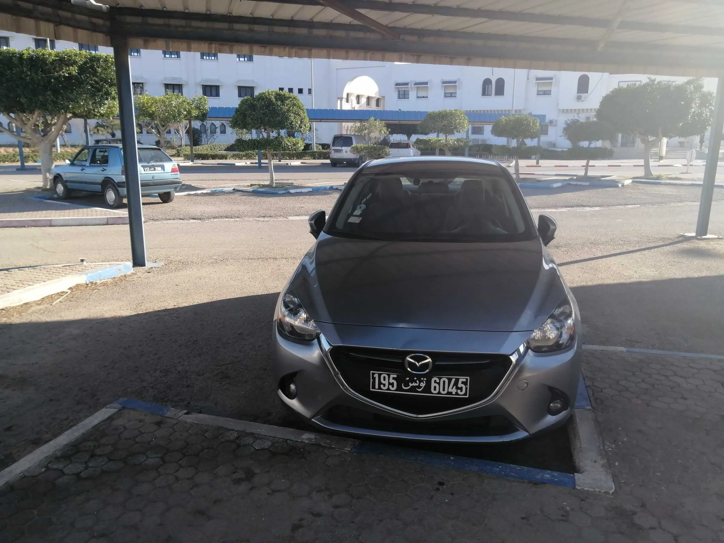 Mazda2 berline bien entretenue toujours en sous sol à l’abri du soleil et des pluies