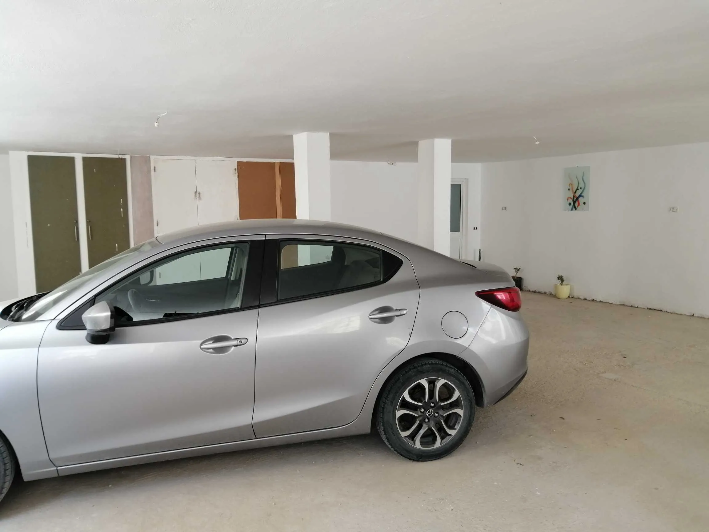 Mazda2 berline bien entretenue toujours en sous sol à l’abri du soleil et des pluies
