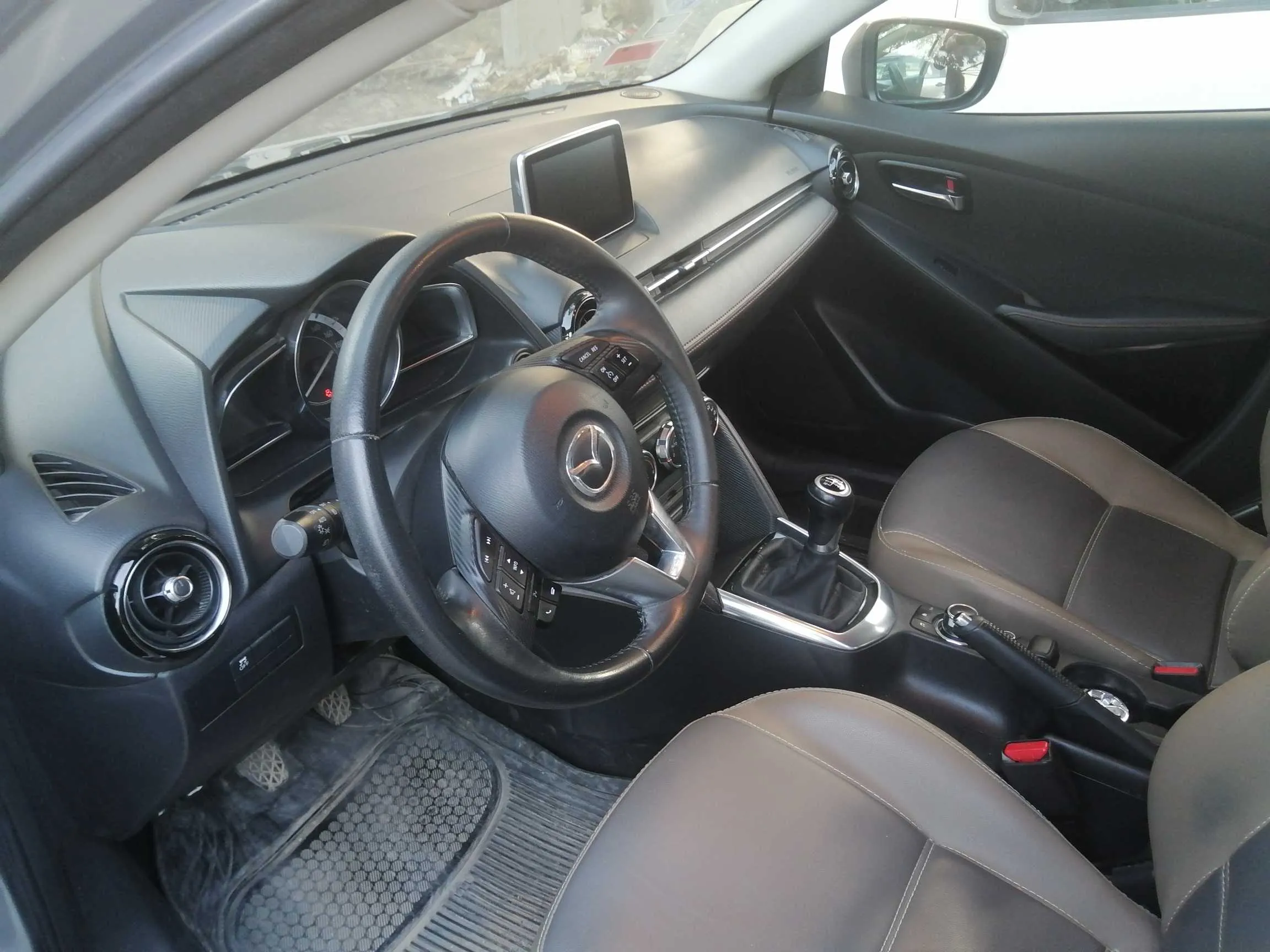 Mazda2 berline bien entretenue toujours en sous sol à l’abri du soleil et des pluies