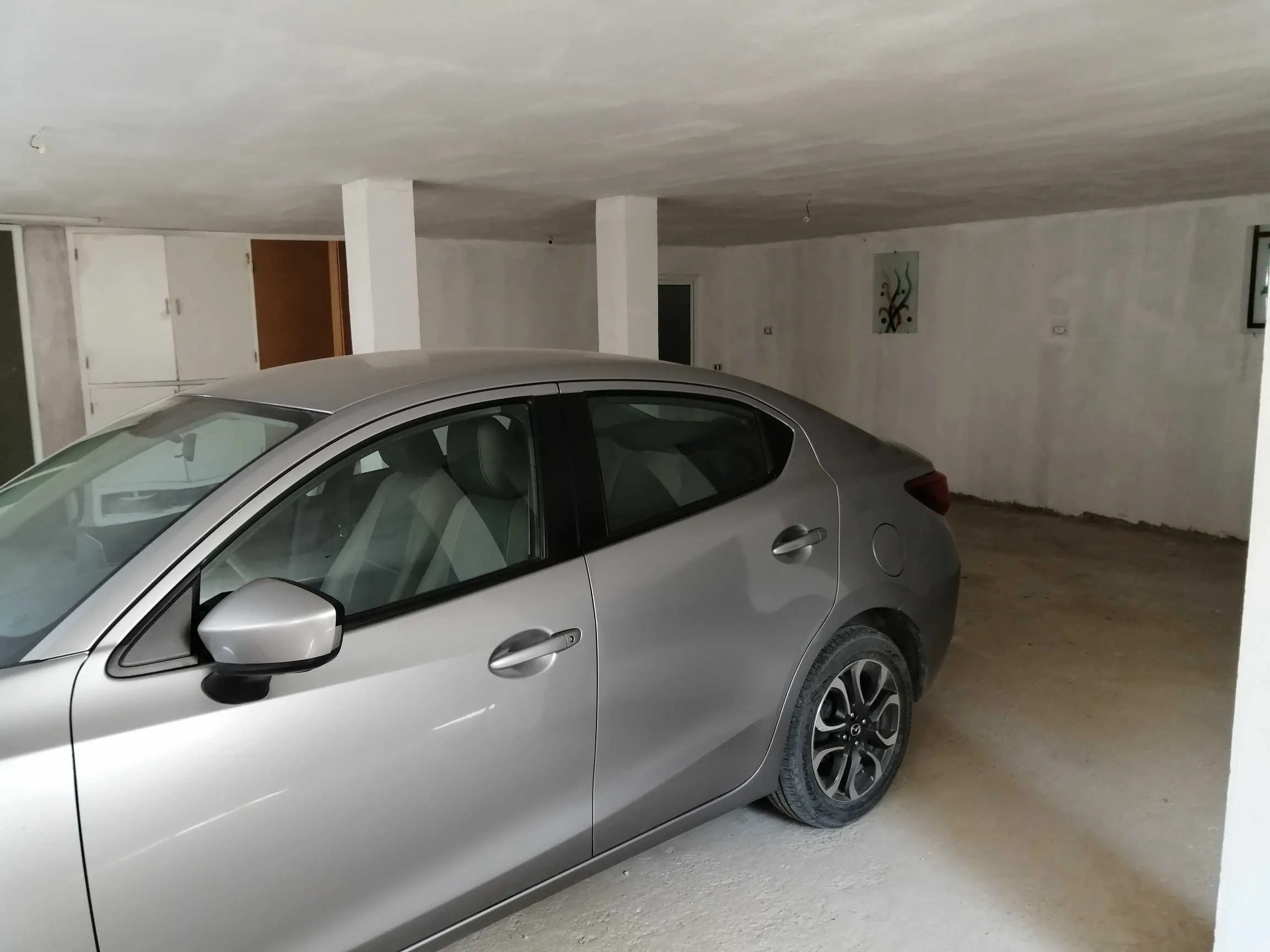 Mazda2 berline bien entretenue toujours en sous sol à l’abri du soleil et des pluies