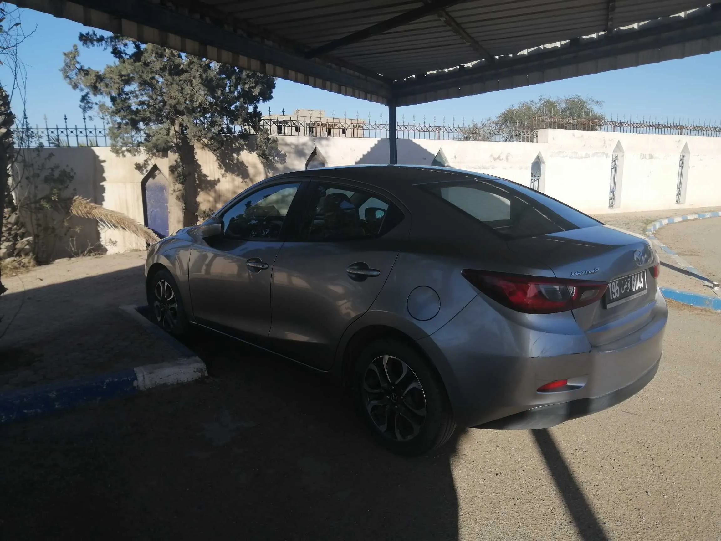 Mazda2 berline bien entretenue toujours en sous sol à l’abri du soleil et des pluies