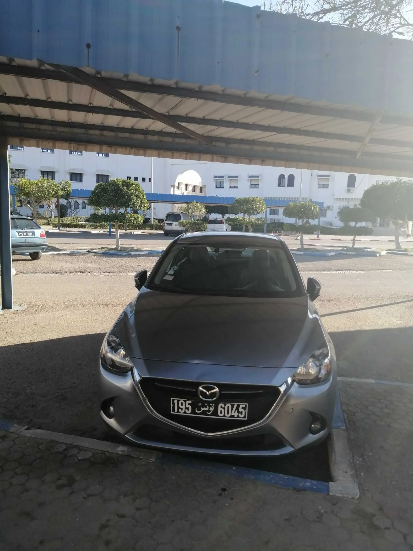 Mazda2 berline bien entretenue toujours en sous sol à l’abri du soleil et des pluies