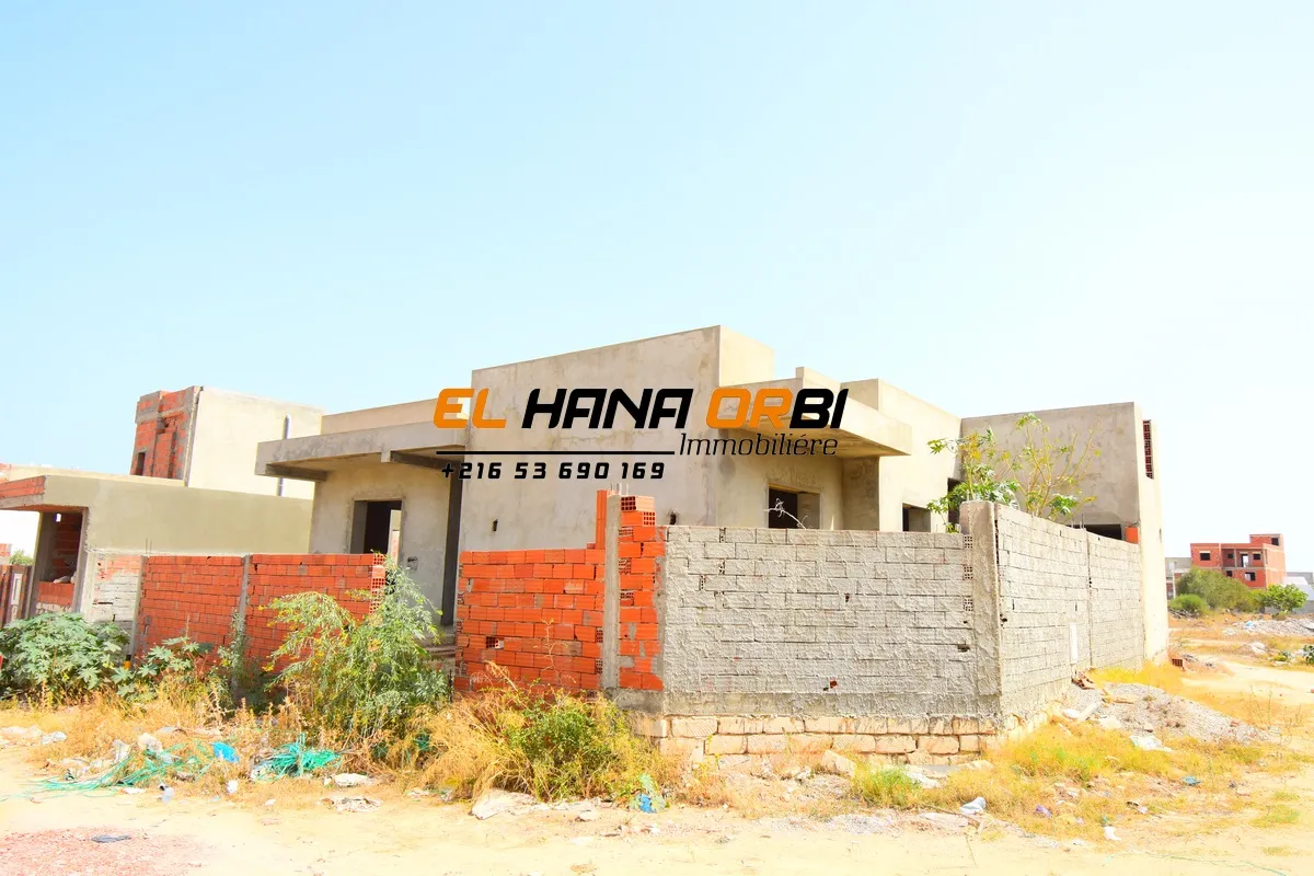 Villa S+3 à achever pour la vente à Mahdia