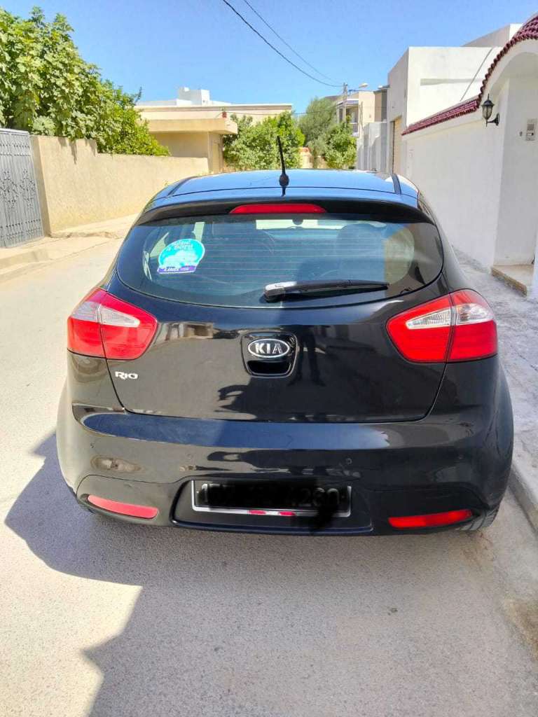 A vendre kia Rio en bonne état Essence année 2012
