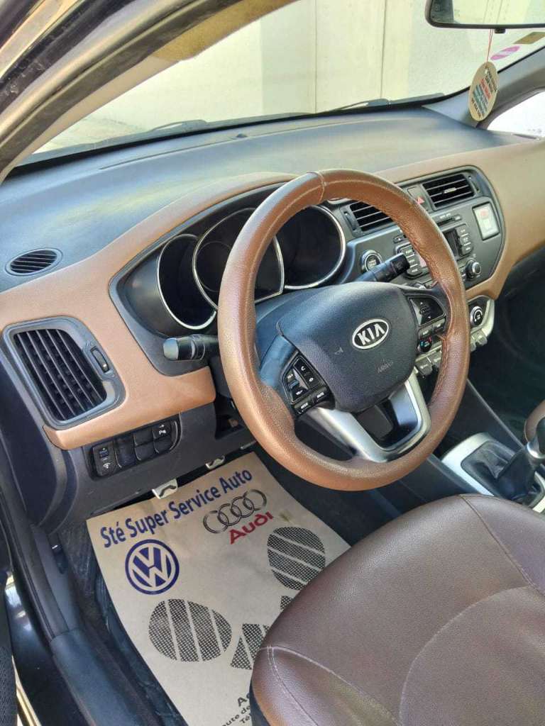 A vendre kia Rio en bonne état Essence année 2012