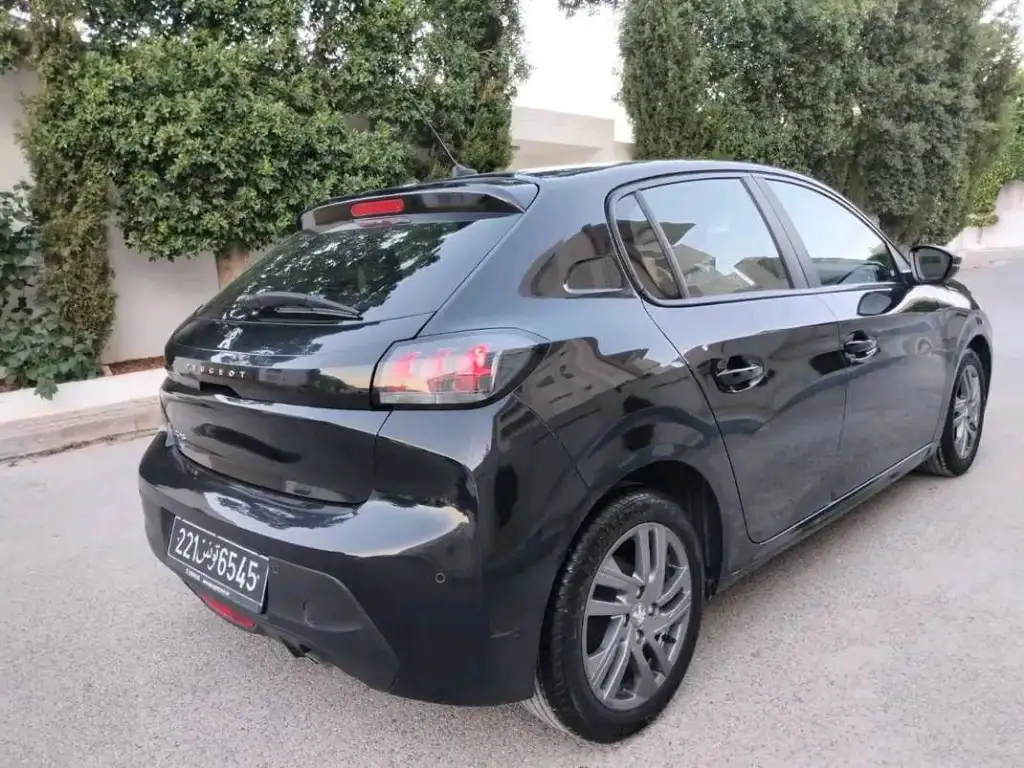 PEUGEOT 208 ALLURE PREMIÈRE MAIN