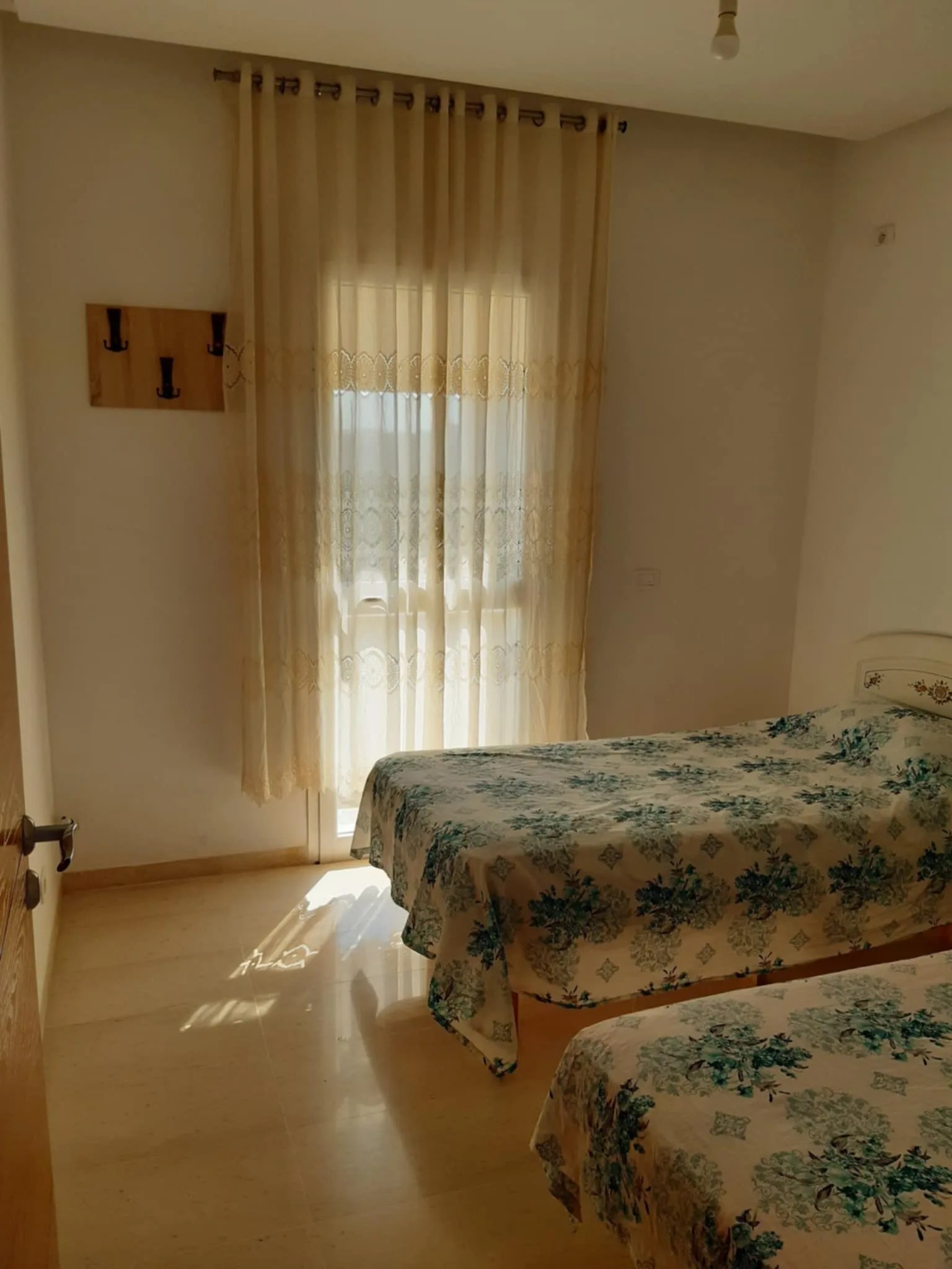 Appartement neuf Meublé étage villa S+2 chambres, garage pour voiture,Internet high debit,110dt la nuiteé