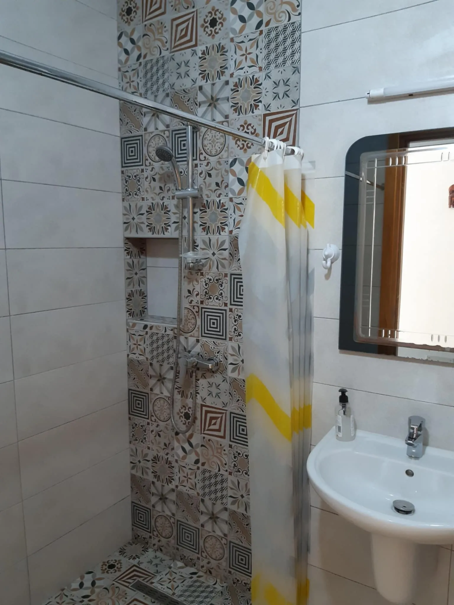 Appartement neuf Meublé étage villa S+2 chambres, garage pour voiture,Internet high debit,110dt la nuiteé