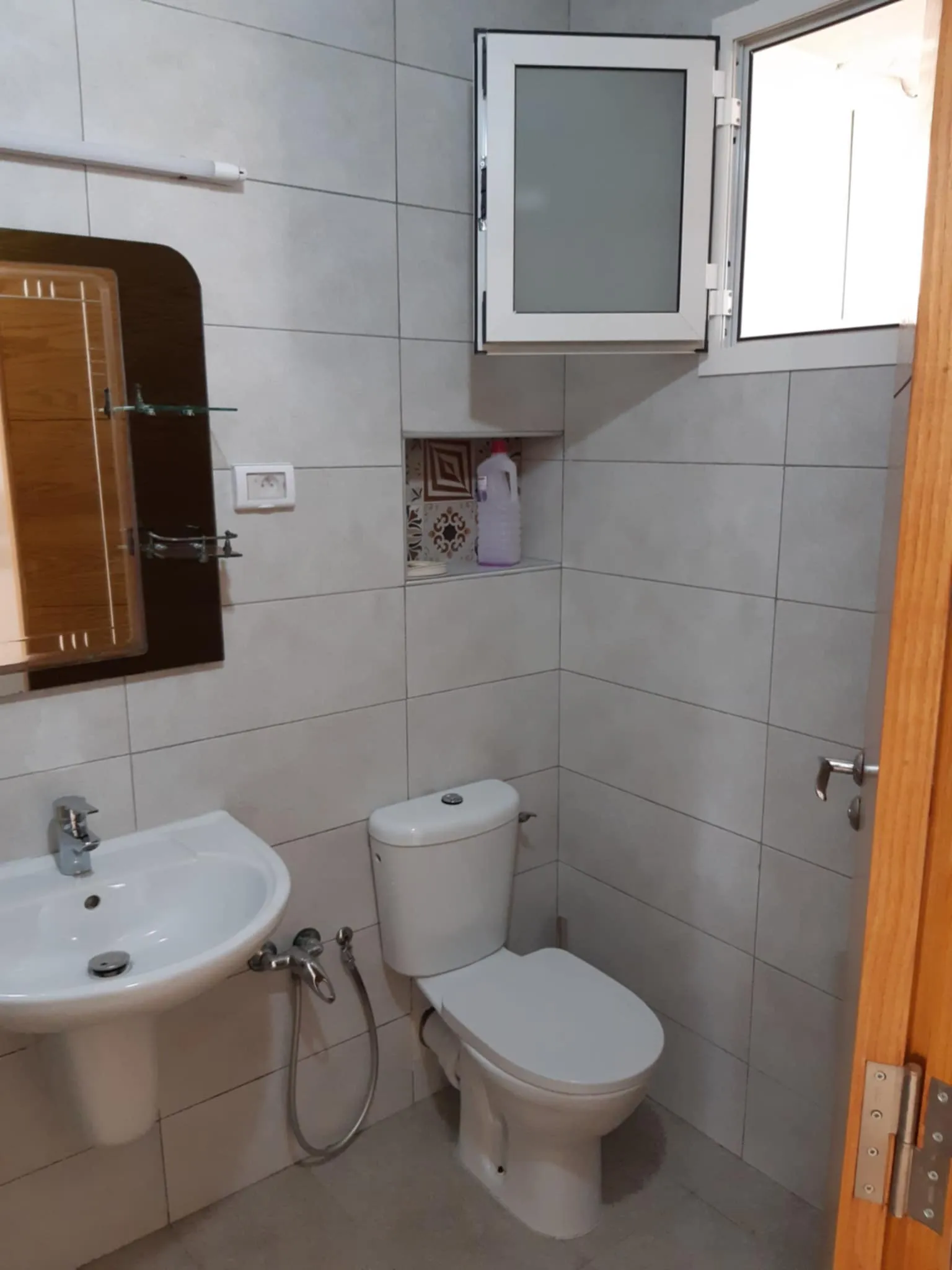 Appartement neuf Meublé étage villa S+2 chambres, garage pour voiture,Internet high debit,110dt la nuiteé