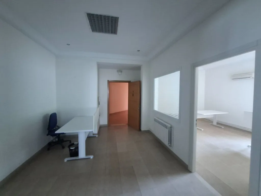 Bureau meublé 5 pièces 200 m² au 1er étage à la Zone Industrielle Mghira