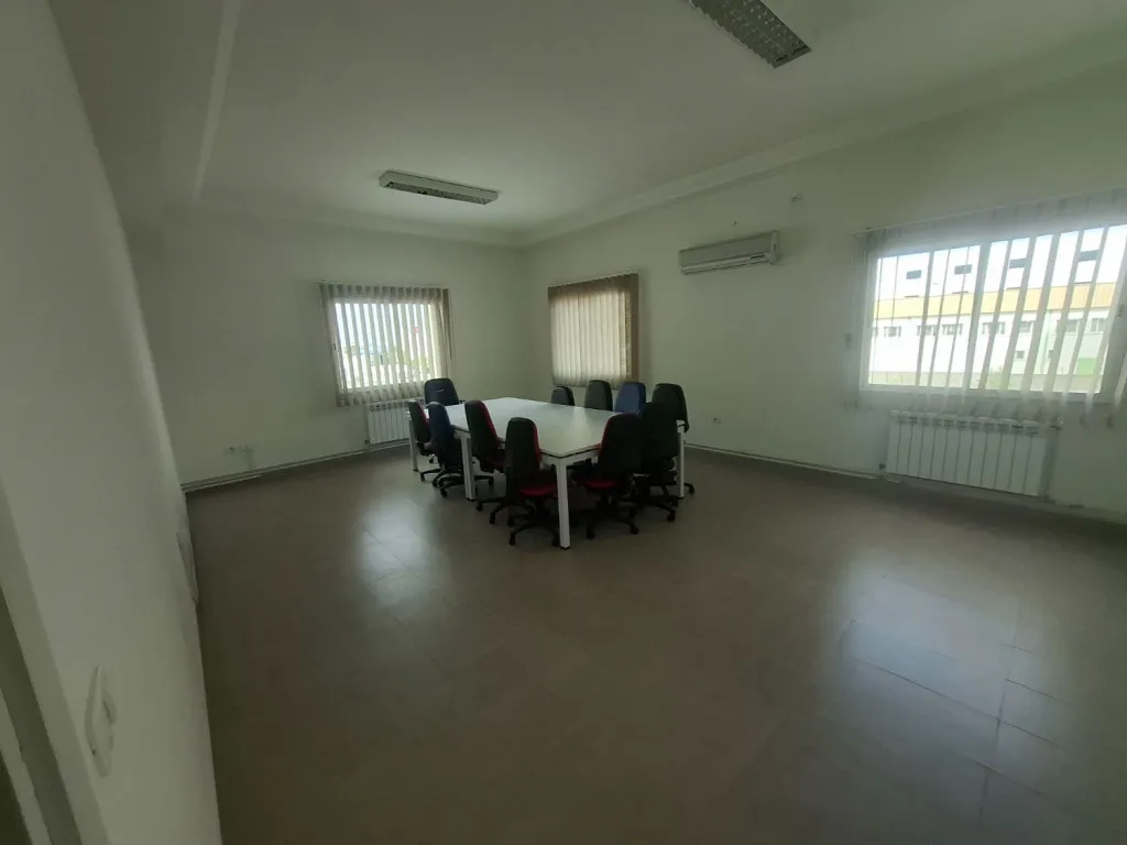 Bureau meublé 5 pièces 200 m² au 1er étage à la Zone Industrielle Mghira