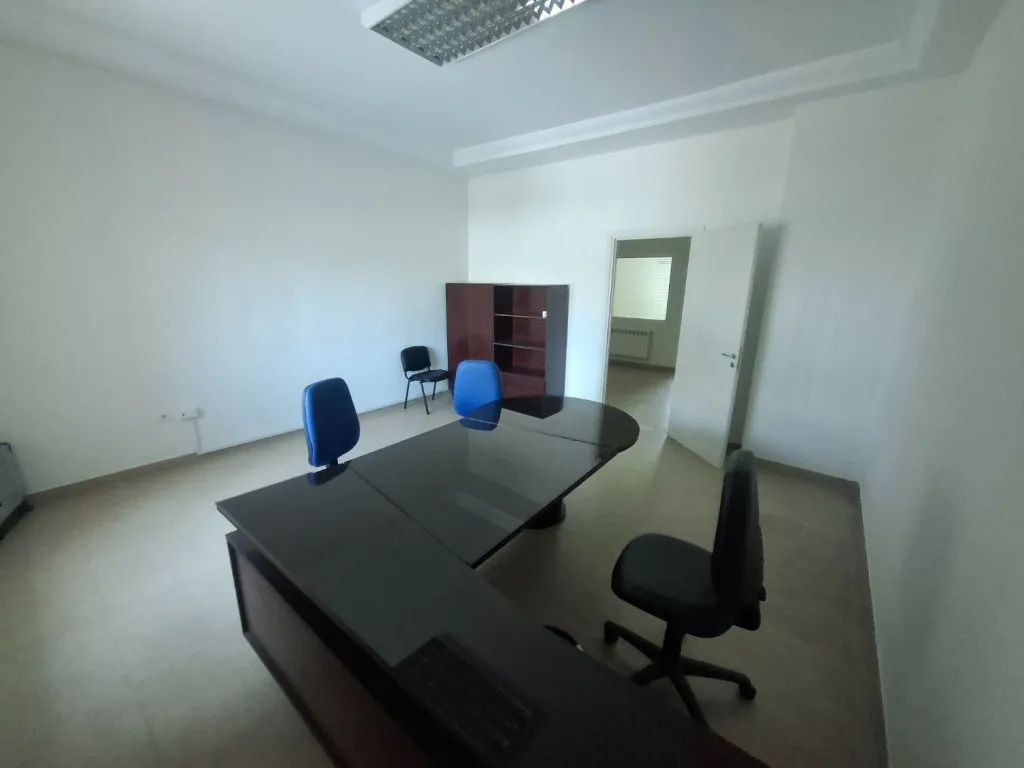 Bureau meublé 5 pièces 200 m² au 1er étage à la Zone Industrielle Mghira