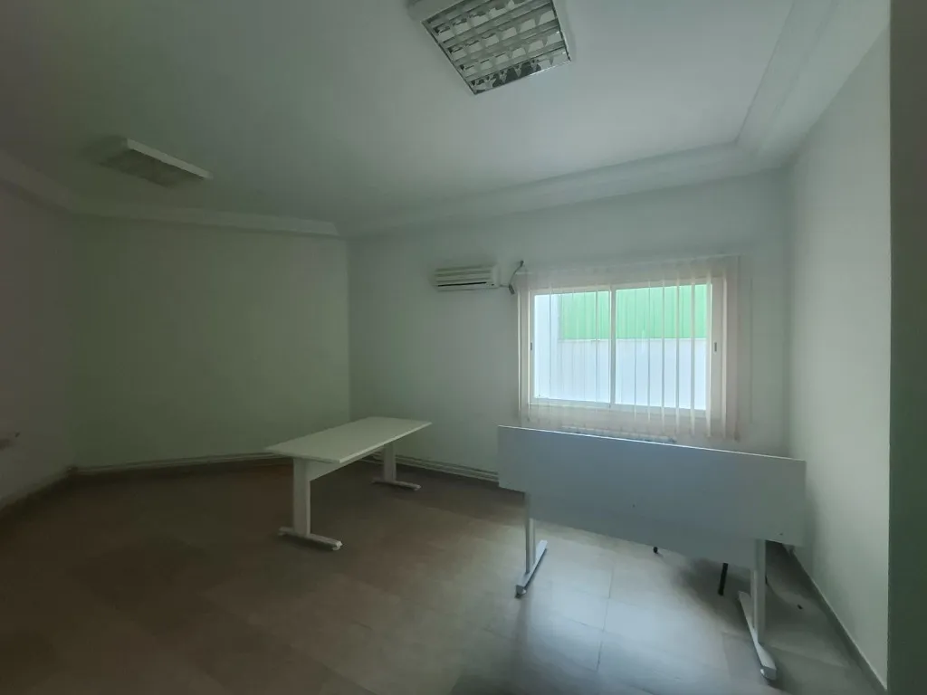 Bureau meublé 5 pièces 200 m² au 1er étage à la Zone Industrielle Mghira