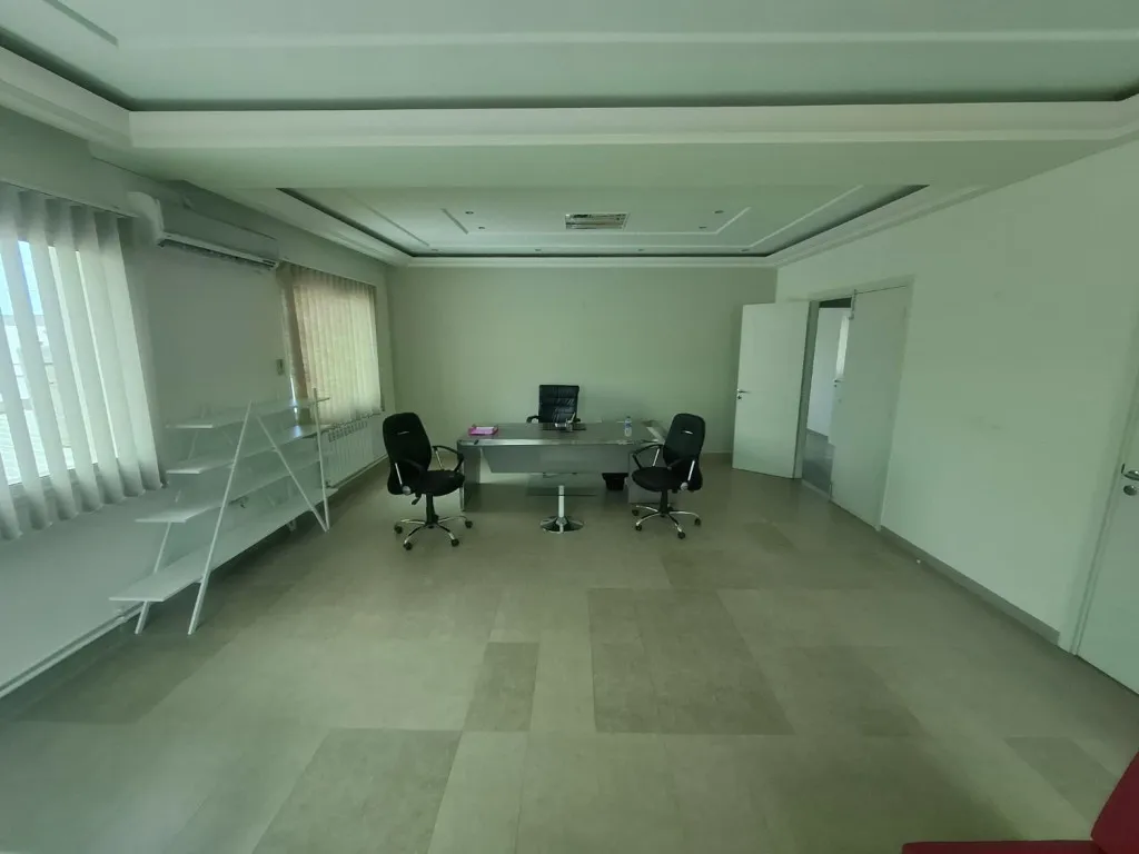 Bureau meublé 5 pièces 200 m² au 1er étage à la Zone Industrielle Mghira