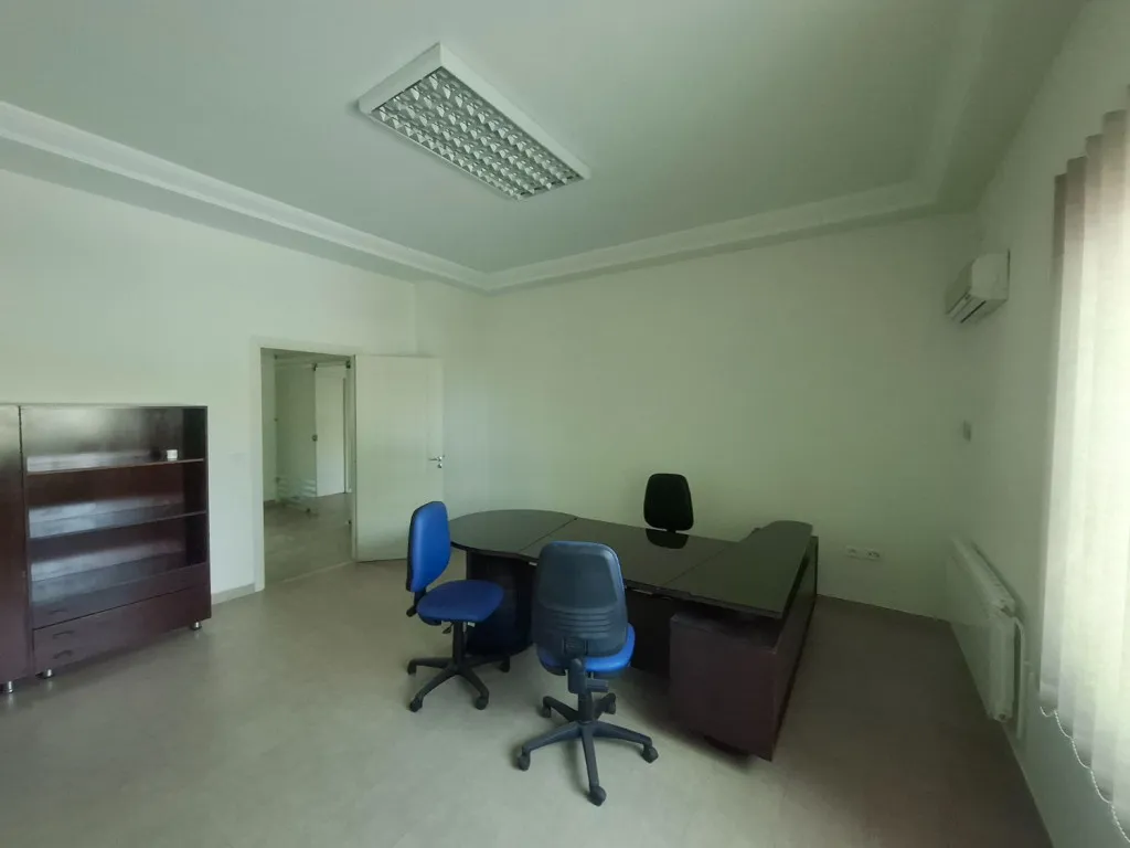 Bureau meublé 5 pièces 200 m² au 1er étage à la Zone Industrielle Mghira
