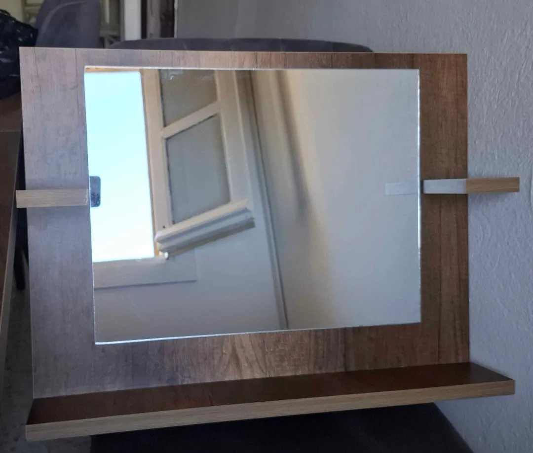 miroir mural avec étagères intégrées