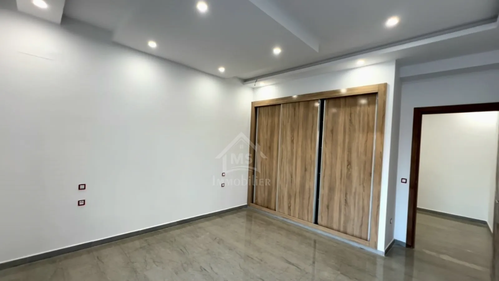 Villa S+4 toute neuve avec piscine à vendre à Hammamet Sud 51355351