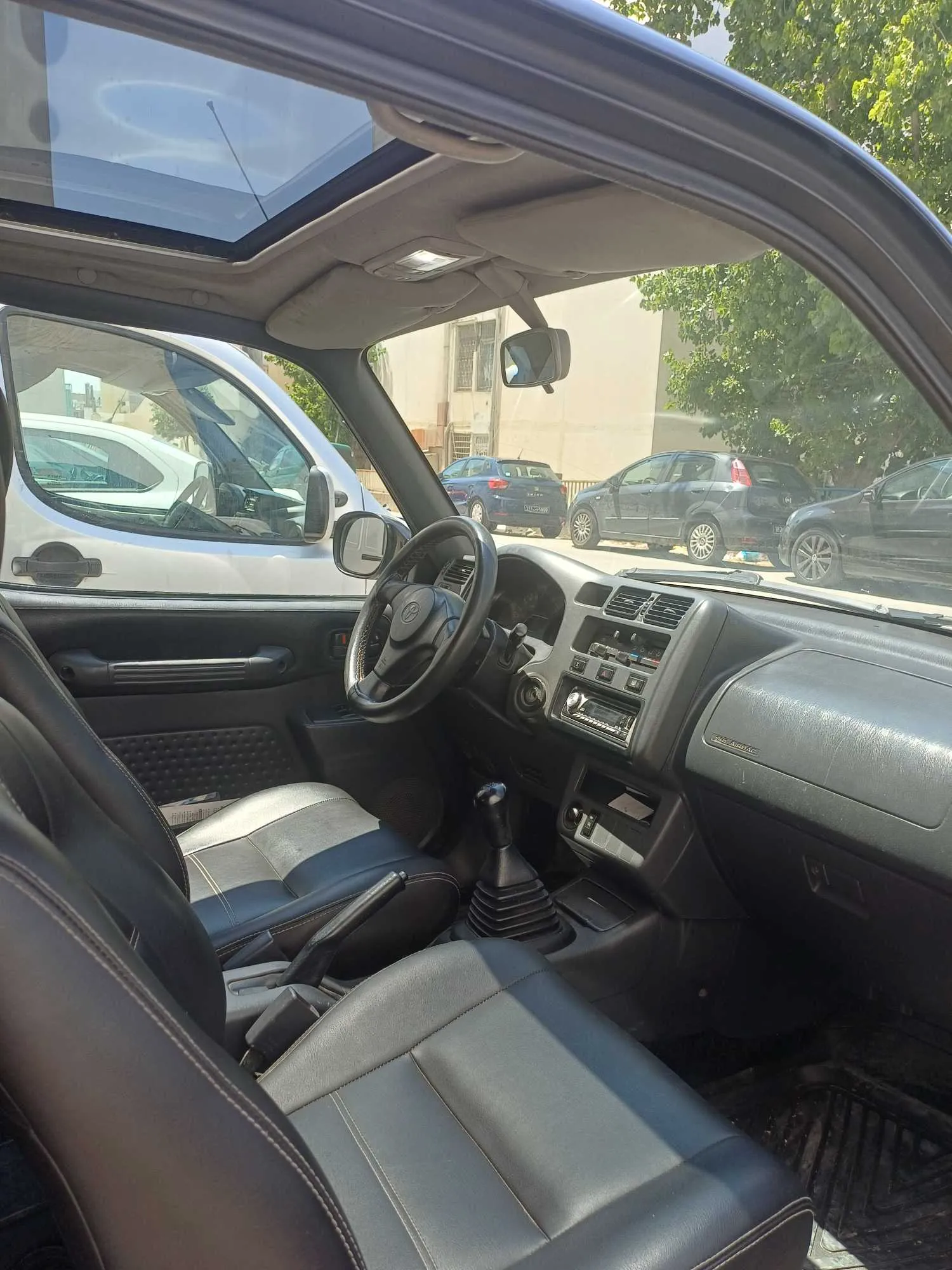 Toyota Rav4 année 99 essence 4x4 toutes options Tel: 50553500