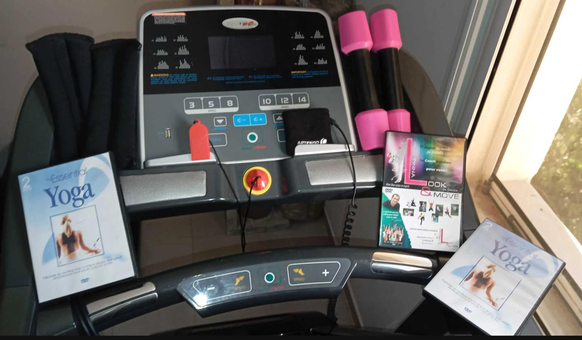 Très Bonne Affaire : Tapis roulant en excellent état avec un kit sportif. Téléphone 25982131