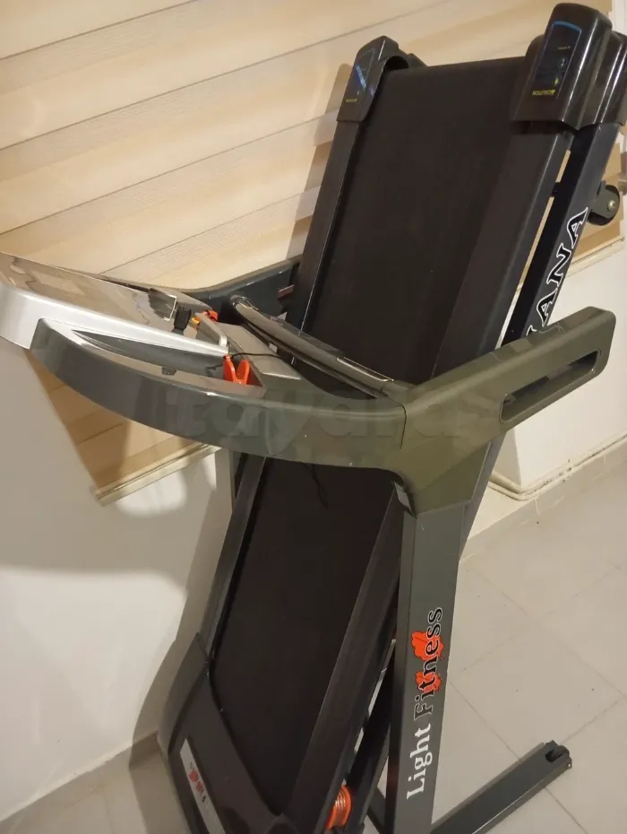 Très Bonne Affaire : Tapis roulant en excellent état avec un kit sportif. Téléphone 25982131
