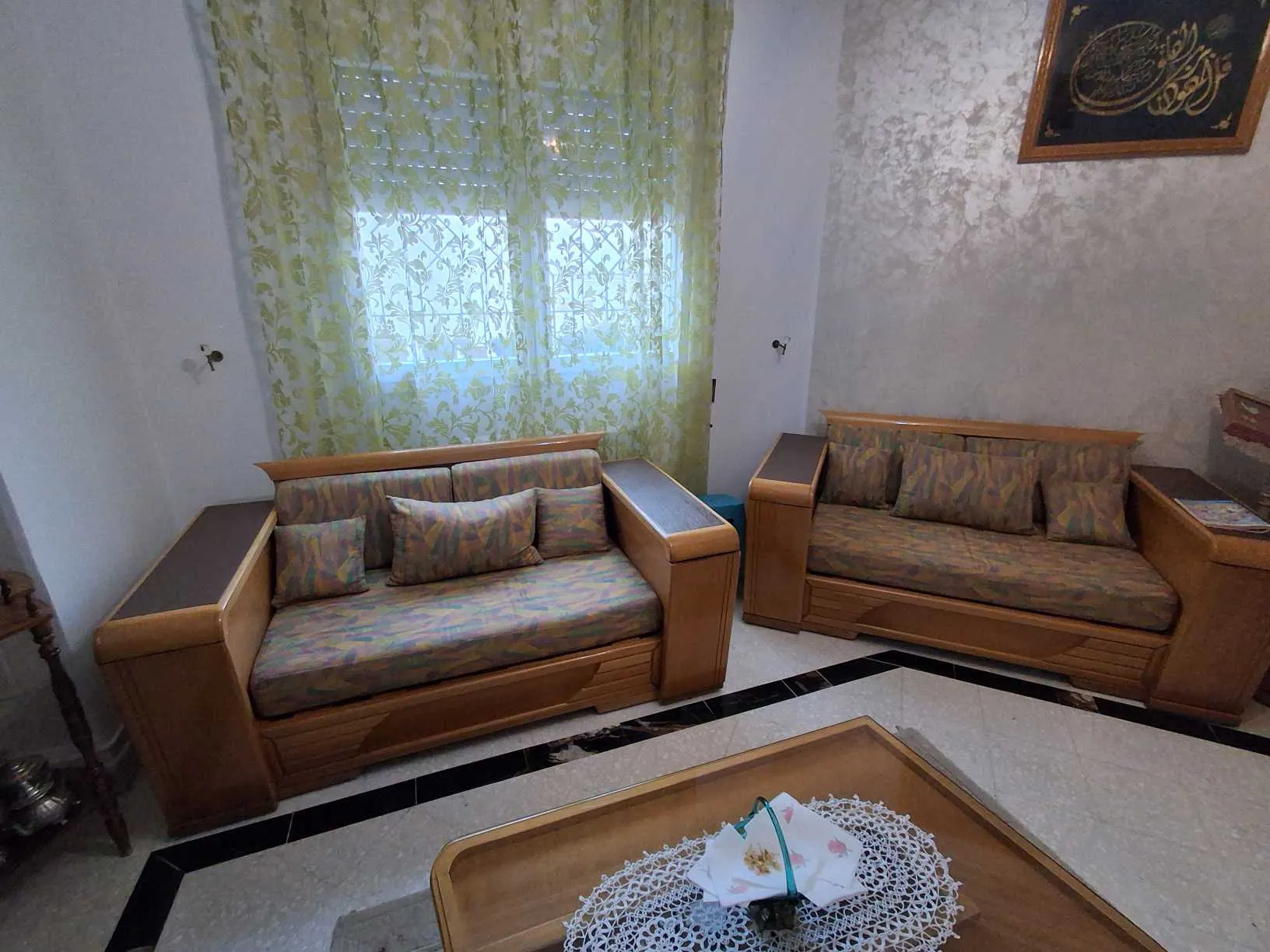 Salon en bois avec sa table basse