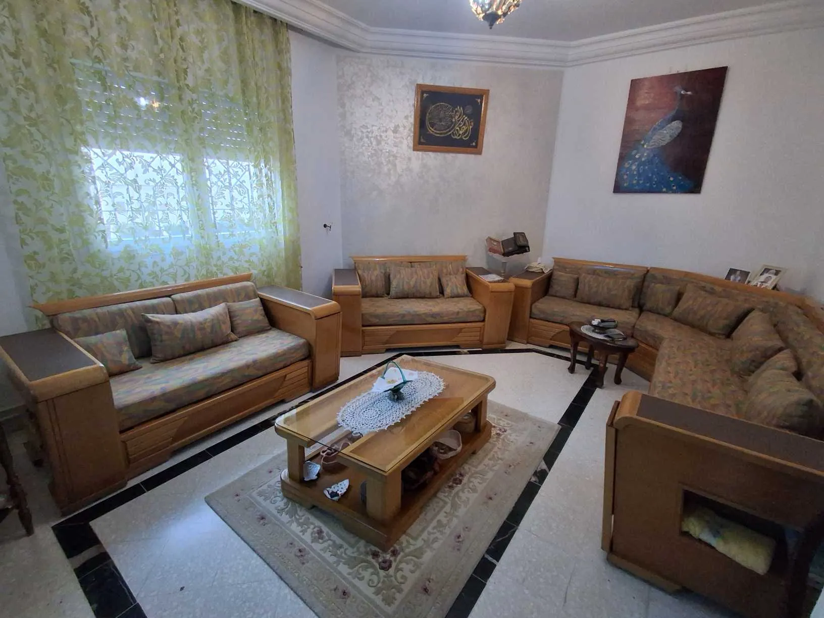 Salon en bois avec sa table basse