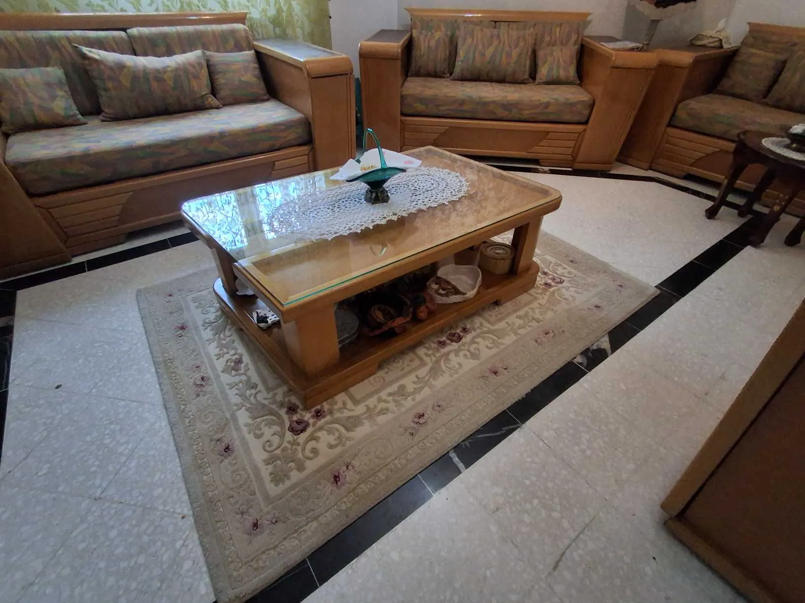 Salon en bois avec sa table basse