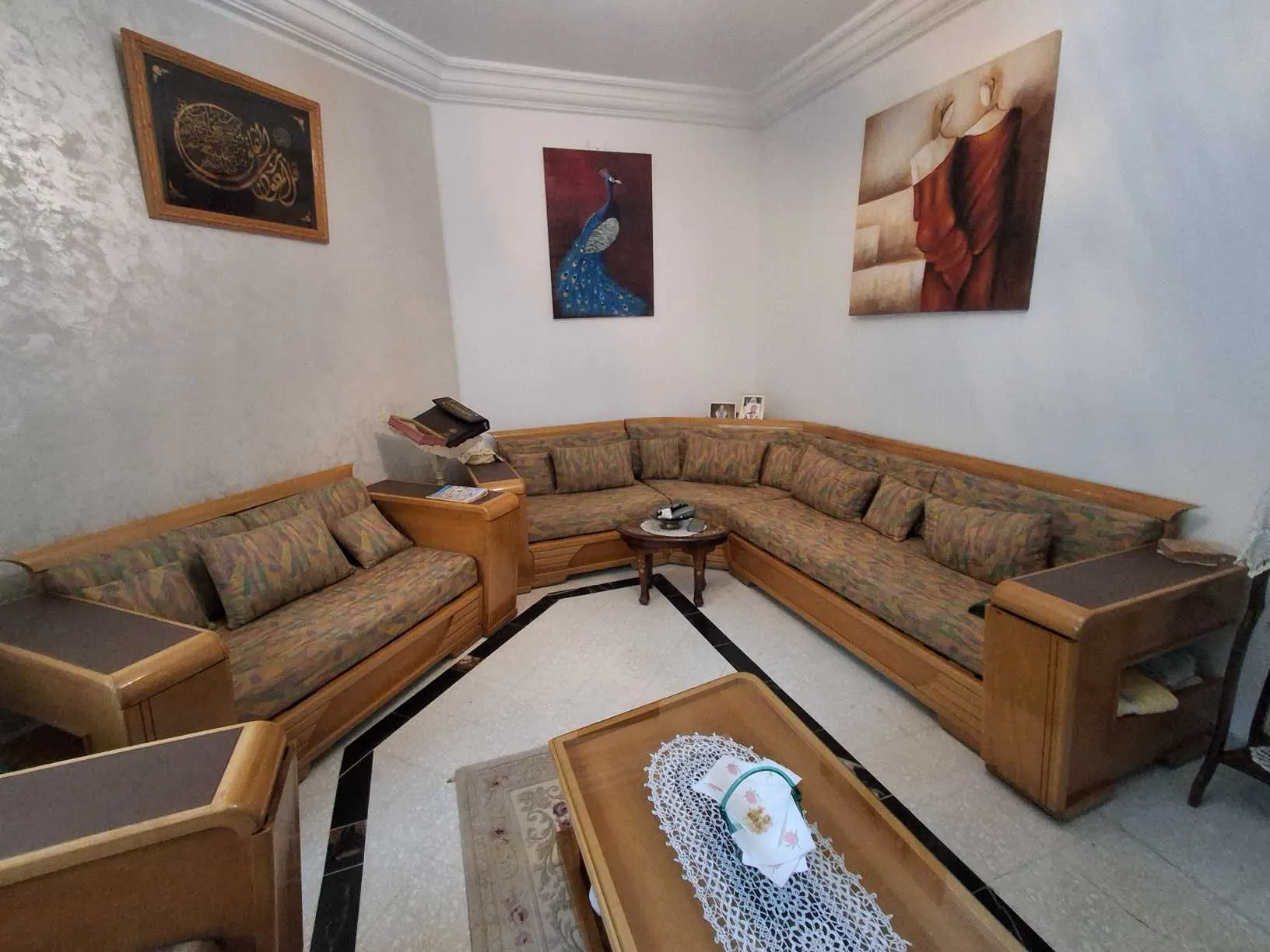 Salon en bois avec sa table basse