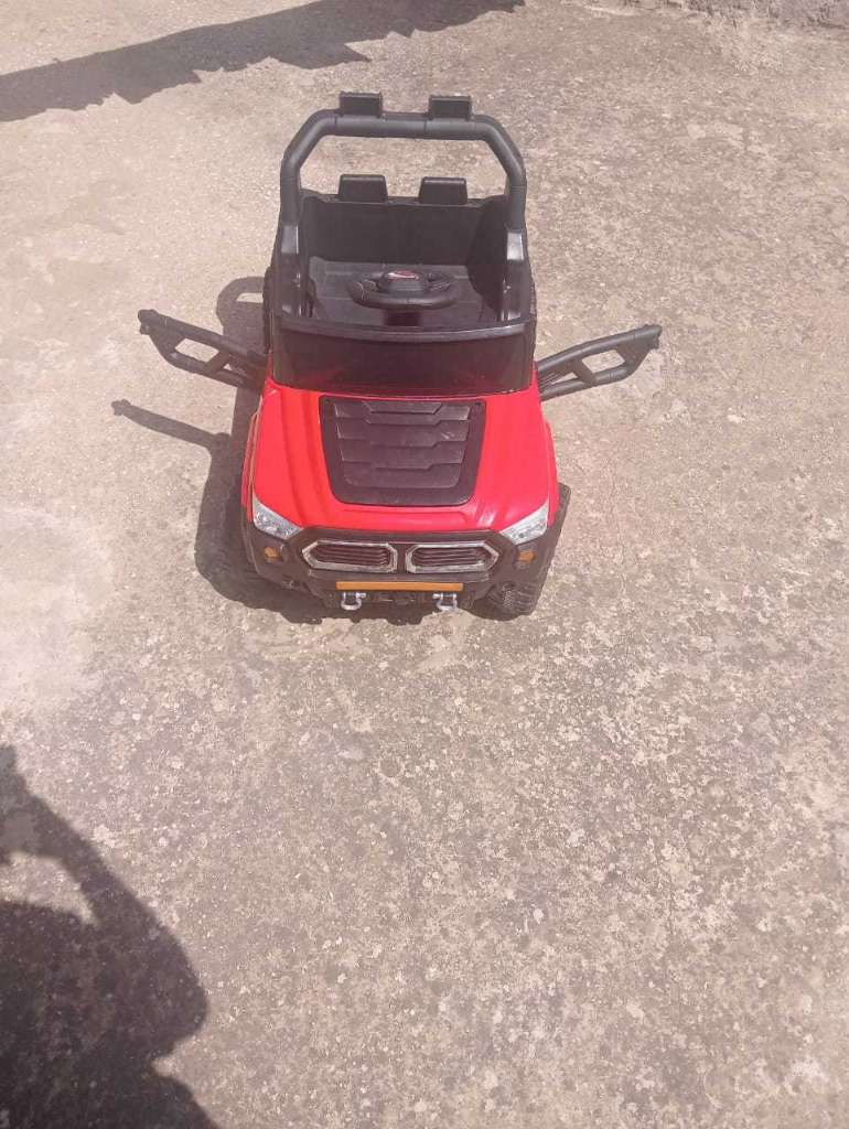 Voiture électrique pour enfants – Style Jeep 4x4 – Rouge & Noir