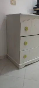 Commode blanche avec tiroirs