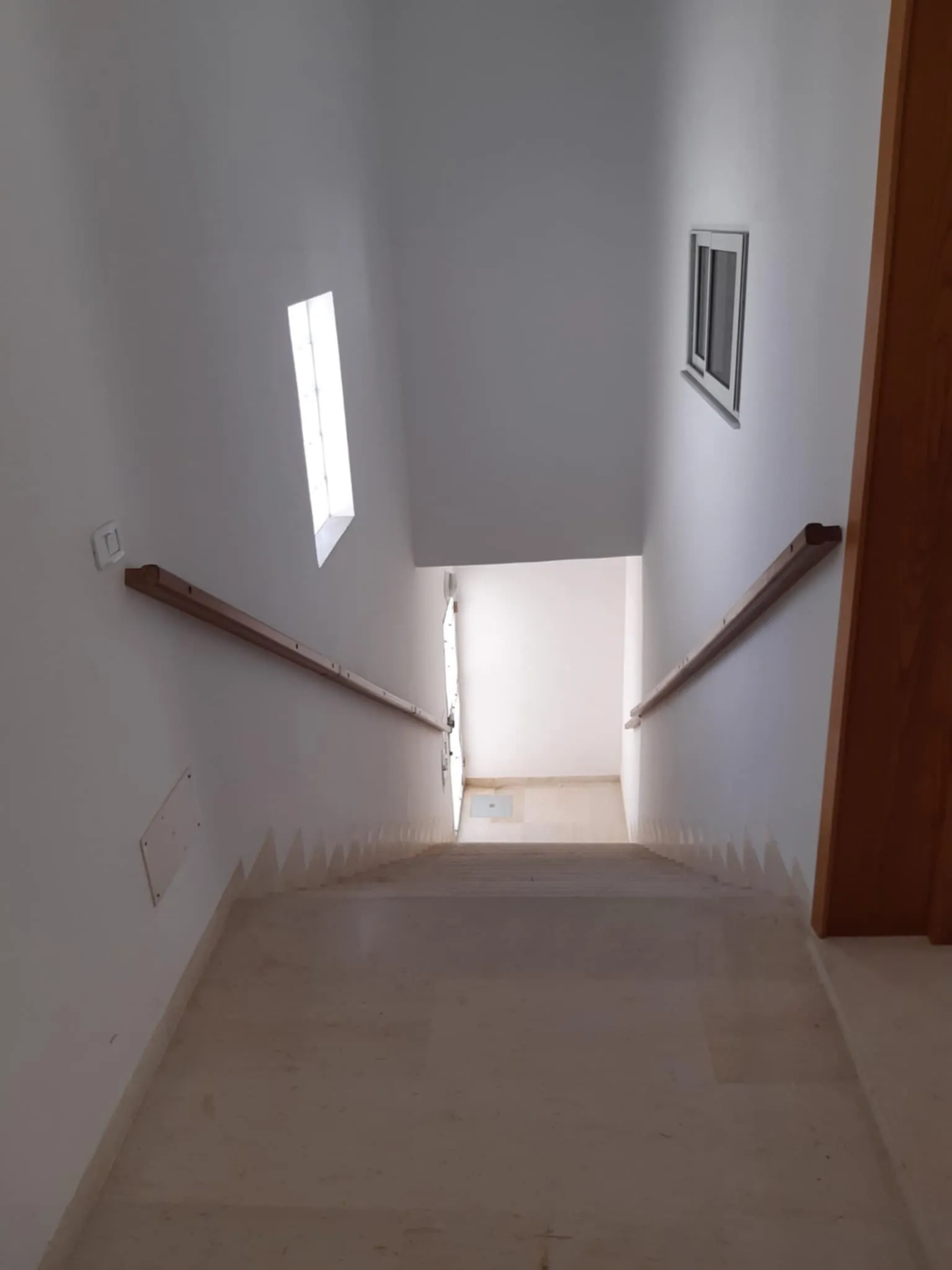 Appartement neuf Meublé étage villa Salon+ 2 chambres avec garage pour voiture+WiFi 110dt la nuitée